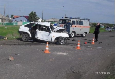 В Кормиловском районе на остановку влетел автомобиль: погибли люди.