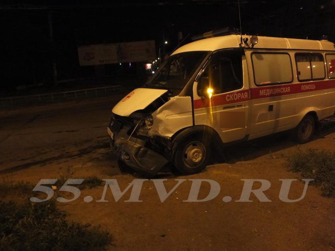 В Омске произошло очередное ДТП с участием автомобиля скорой помощи и иномарки.