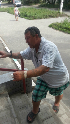 В Омске мужчина пришел с гранатой ограбить магазин на Менделеева