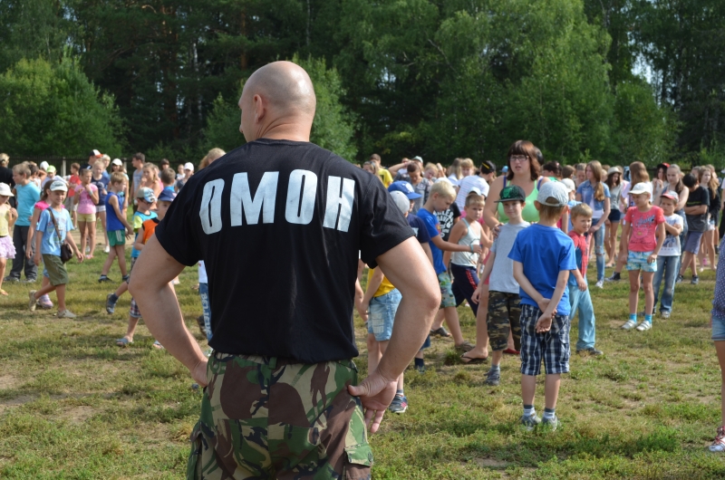 В Советском парке полицейские занимаются зарядкой вместе с жителями города Омск