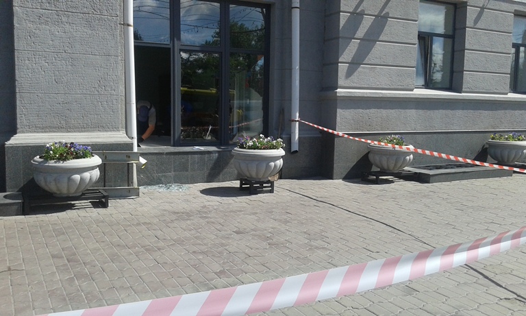 Мужчина разбил окна на 1 этаже в мэрии Омска 