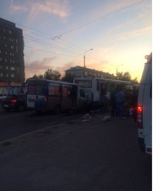 Две маршрутки столкнулись с автобусом в Омске Две маршрутки столкнулись с автобусом в Омске