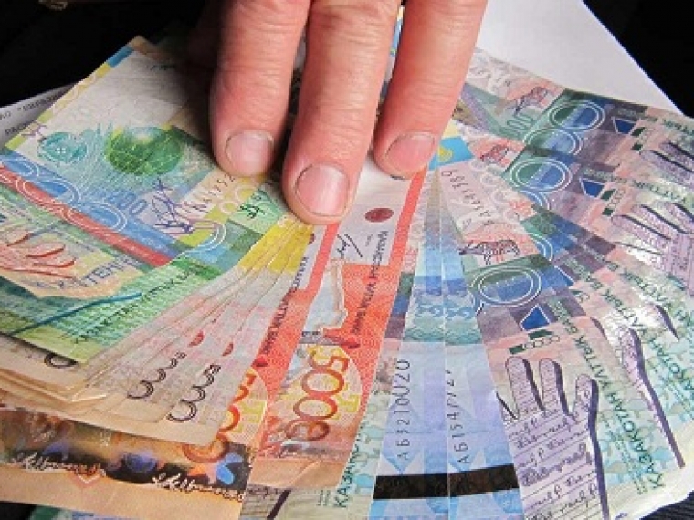 Курс казахстанского тенге к доллару обвалился на четверть