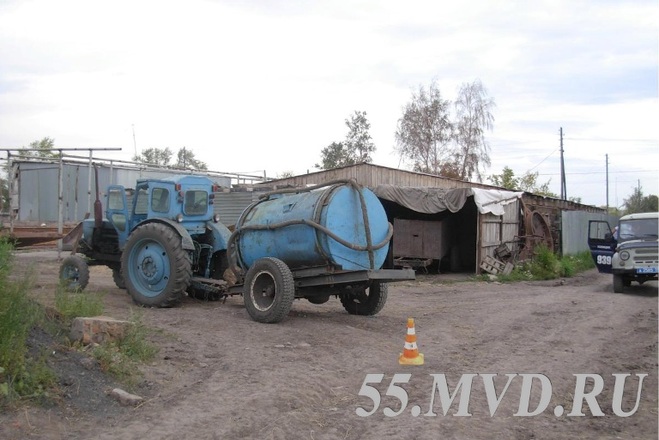 В Омской области трактор переехал человека