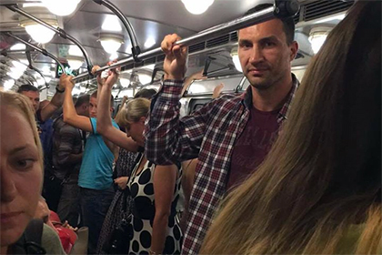 Владимир Кличко впервые за 24 года спустился в киевское метро