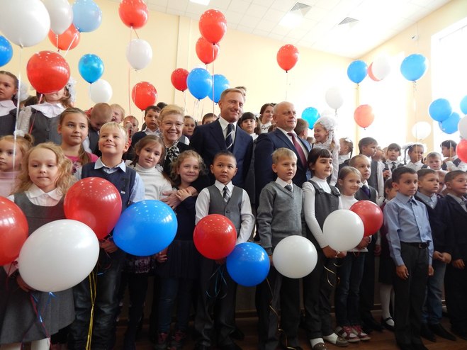 Министр образования РФ открыл в Омске школу на 550 мест