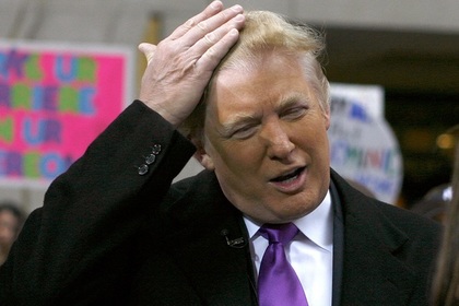 Дональд Трамп дал потрогать себя за волосы