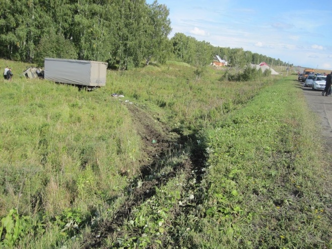На трассе Тюмень – Омск грузовик опрокинулся и придавил водителя