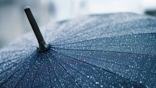 Рюкзак и зонтик: 1 сентября в омских школах пройдет под ливнем