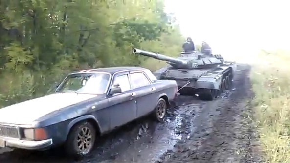 В Омске застрявшую «Волгу» на буксир взял танк