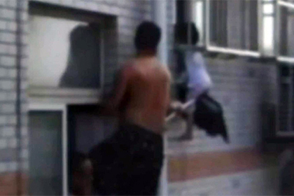 Китаец шваброй спас выпавшего из окна ребенка