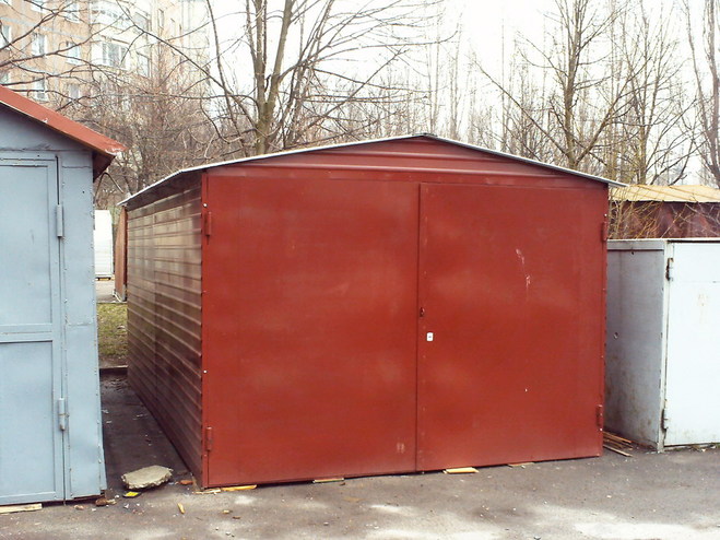 В Омске предприимчивый охранник продавал чужие гаражи