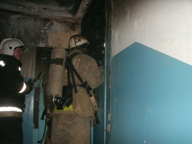 В Омске пожарные спасли 17 человек из многоэтажки на Менделеева