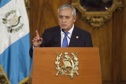 Подозреваемого в коррупции президента Гватемалы лишили иммунитета