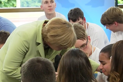 Расплакавшейся после слов Меркель девочке продлили вид на жительство в ФРГ