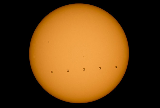 МКС сфотографировали на фоне Солнца