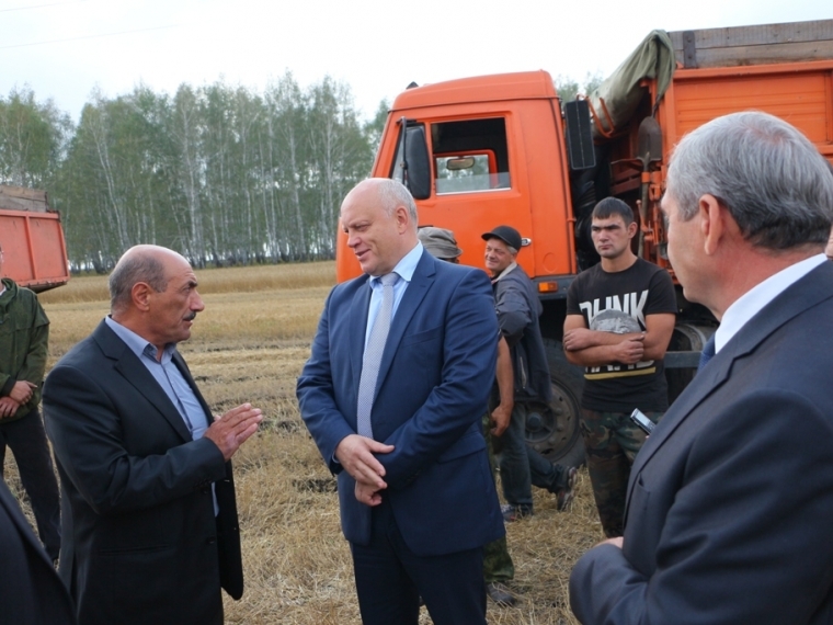 Назаров поздравил омских аграриев с первым миллионом тонн зерна