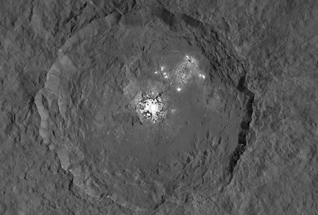 Станция Dawn получила снимок кратера Оккатор на Церере