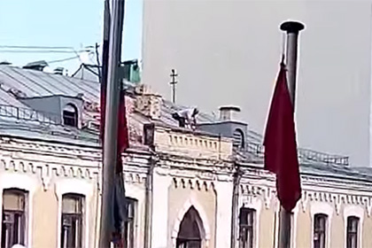 Бросавшегося кирпичами мужчину сняли с крыши дома в центре Москвы
