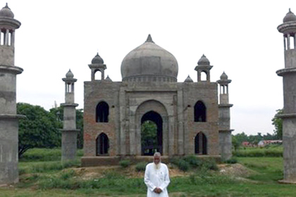 Индийский пенсионер построил копию Тадж-Махала на своем участке