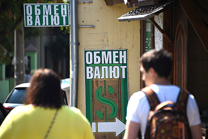 Курс доллара упал ниже 65 рублей
