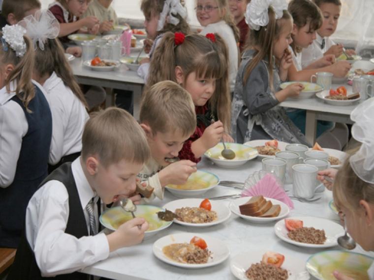 Власти Омской области добились самых дешевых школьных обедов в Сибири