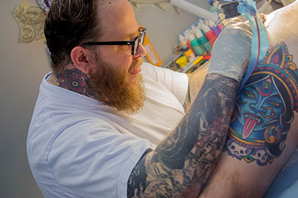 Американцам предложили сувениры из вырезанных у умерших родственников татуировок