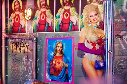 Полуобнаженная Памела Андерсон снялась на фоне икон с Иисусом Христом