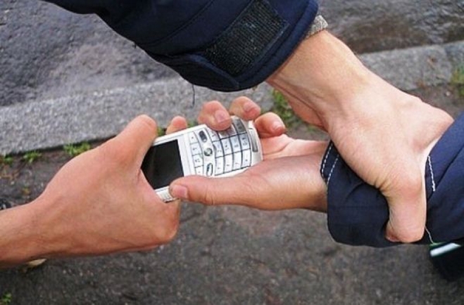 В Омске бывший зэк отобрал у 10-летнего ребенка сотовый телефон