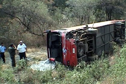 В Мексике упал с обрыва автобус со студентами