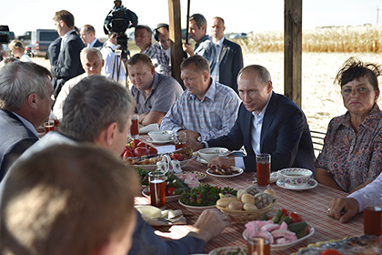 Путин выпил с фермерами компота и поговорил об урожае