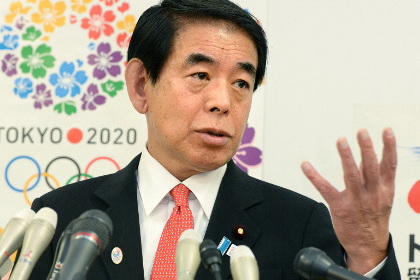 Министр спорта Японии покинул пост из-за проблем со строительством стадиона к ОИ