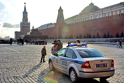 На Красной площади задержали пытавшегося поговорить с Путиным босого художника