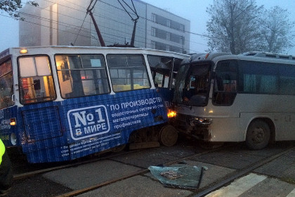 В Иркутске автобус врезался в трамвай