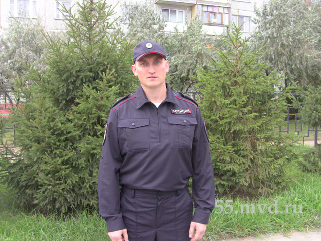 В Омске полицейский спас из горящей квартиры мужчину В Омске полицейский спас из горящей квартиры мужчину