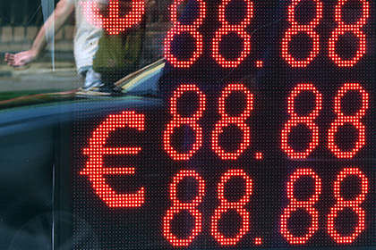 ЦБ повысил курс евро на 1,3 рубля