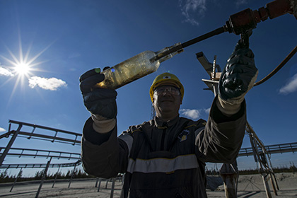 Российская нефть за год подешевела вдвое