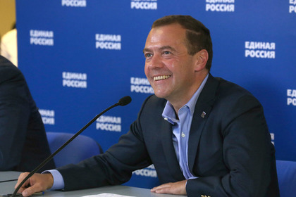 Медведев отреагировал на предложение запретить в России доллар и евро Медведев отреагировал на предложение запретить в России доллар и евро