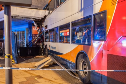 В Великобритании двухэтажный автобус врезался в супермаркет