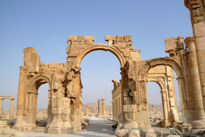 Боевики ИГ уничтожили в Пальмире Триумфальную арку