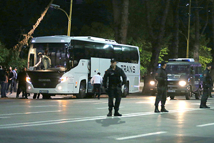 В Албании забросали камнями автобус с футболистами сборной Сербии