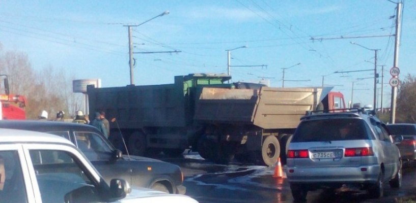 В Омске на улице Кирова произошло столкновение двух грузовых автомобилей