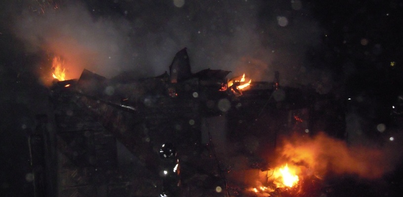 В Омске пожар уничтожил нежилой частный дом