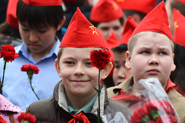 Путина попросили создать всероссийскую организацию для воспитания патриотов: Общество: Россия: