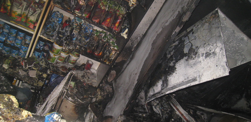 В Омске из-за замыкания холодильника сгорел магазин 