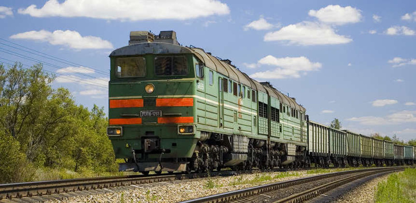 В Омской области грузовой поезд переехал пенсионера