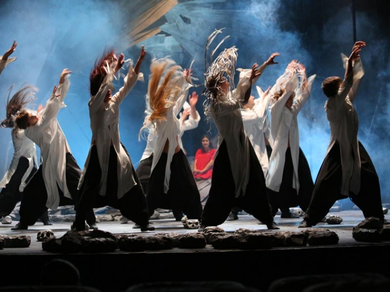 На премьере в омском «Пятом театре» танцевать будут даже горы