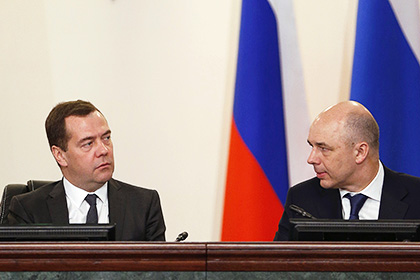 Медведев пояснил связь между заморозкой пенсионных накоплений и правами граждан