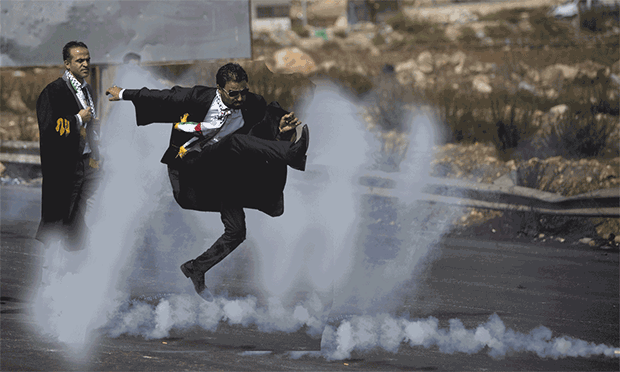 Пинающийся на митинге палестинец стал интернет-мемом