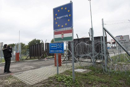 Венгрия закрыла свободный проход через границу с Сербией и Хорватией